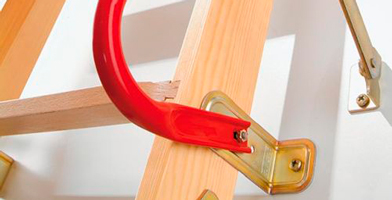 Accessoires et pièces de rechange, incluant éléments métalliques et bois, pour l’entretien ou l’amélioration des escamotables.