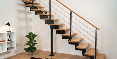 Un escalier avec une rampe minimaliste et élégante, alliant bois et métal pour un style contemporain.
