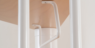 Gros plan sur les accessoires d'escalier, incluant une barre de contremarche pour une installation sécurisée.