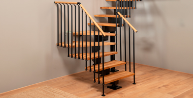Un escalier à marches tournantes avec rampes élégantes, idéal pour optimiser l'espace avec style.