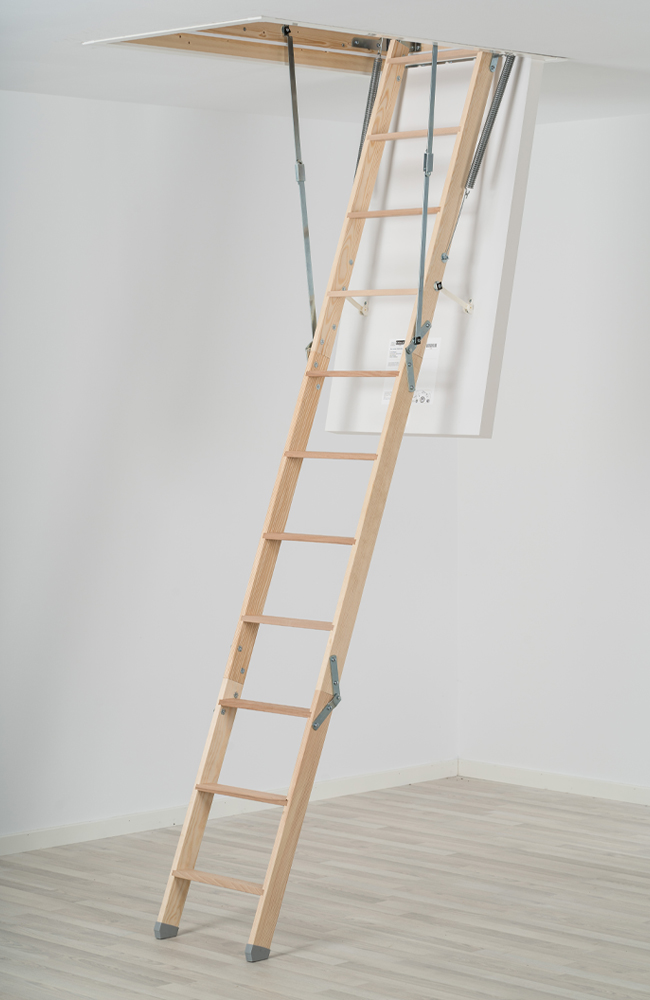 Échelle de grenier en bois avec design pliable.