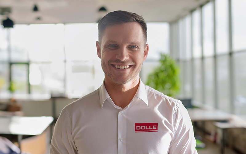 Homme souriant en chemise blanche, employé de SOGEM