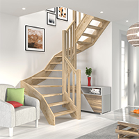 Escalier en bois élégant dans un salon avec des tableaux encadrés, du mobilier et de la lumière naturelle.